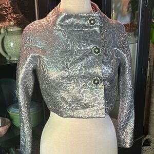 ✨ NWT VTG Harold’s Metallic Silver Brocade Cropped Jacket – Size 2 ✨